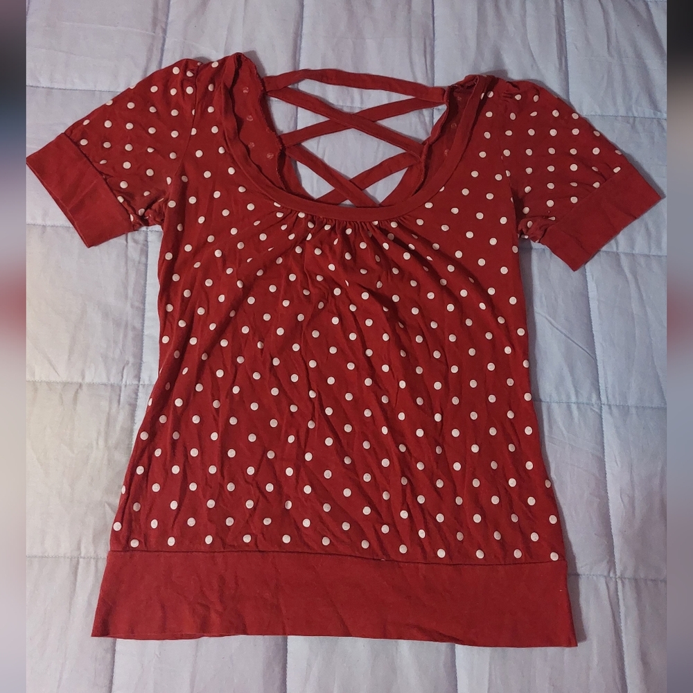 USED BURGUNDY AND WHITE POLKA DOT TEE